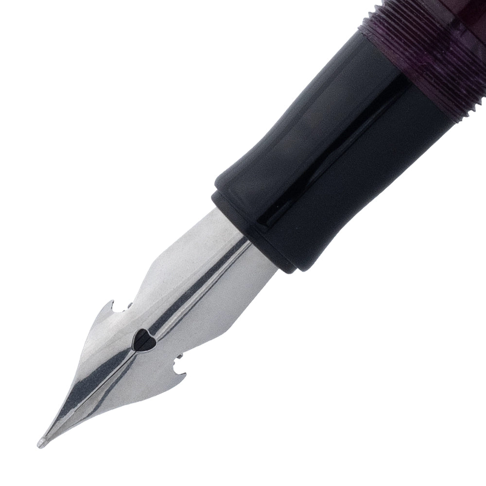 Gros plan sur la plume du stylo plume Conklin Duragraph Omniflex - Série Limitée. La plume en métal est dotée de la technologie Omniflex pour une écriture fluide et adaptable, avec des détails sophistiqués qui soulignent l'exclusivité de cette édition limitée.