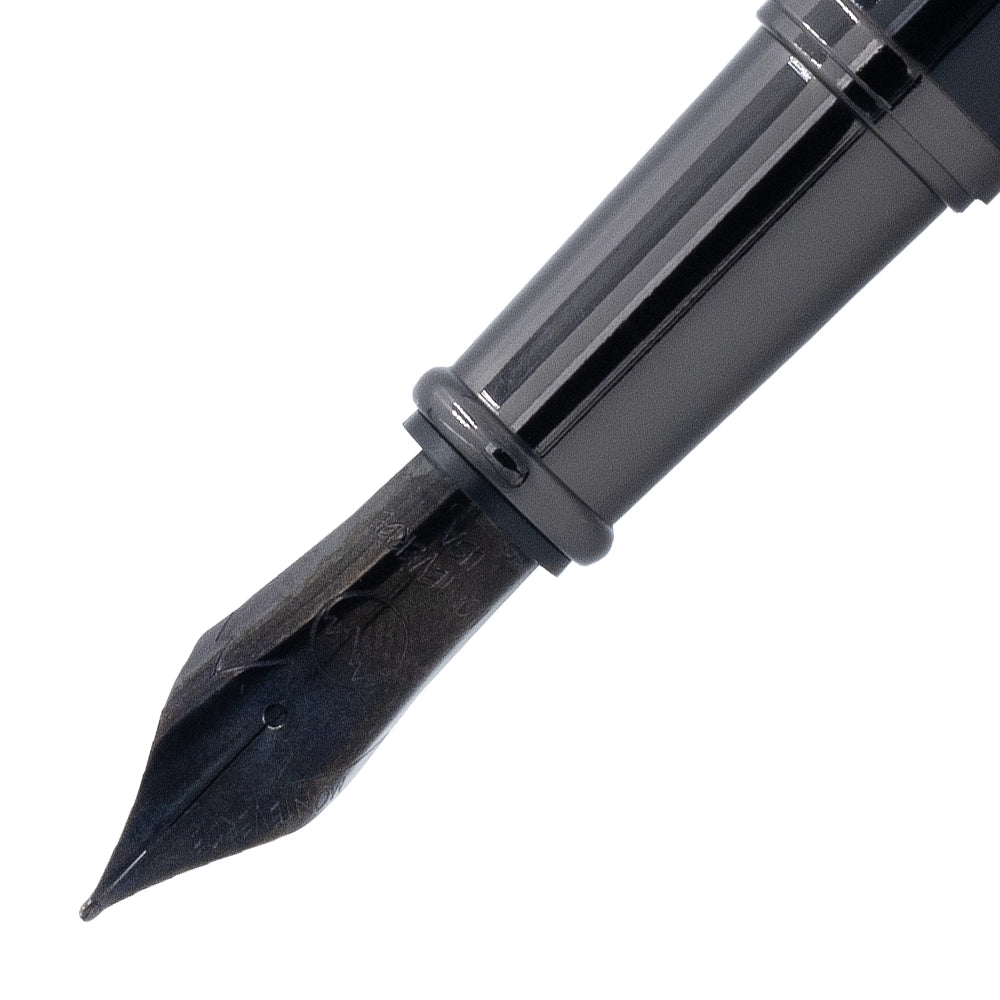 Gros plan sur la plume du stylo plume Monteverde Impressa. La plume en métal est finement détaillée, offrant un design élégant et une expérience d'écriture fluide et précise.