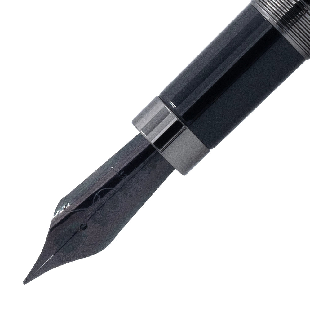Gros plan sur la plume du stylo plume Monteverde Mountains of the World. La plume en métal est ornée de détails élégants, offrant une expérience d'écriture fluide et stylée, inspirée par les montagnes du monde.
