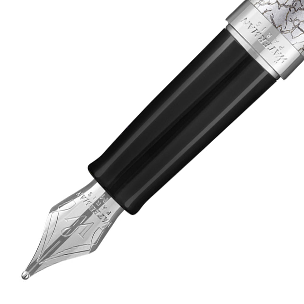 Détail de la plume moyenne du stylo plume Waterman Hemisphere Deluxe Gris. La plume en acier inoxydable garantit une expérience d'écriture fluide et précise, complétant le design moderne du stylo.
