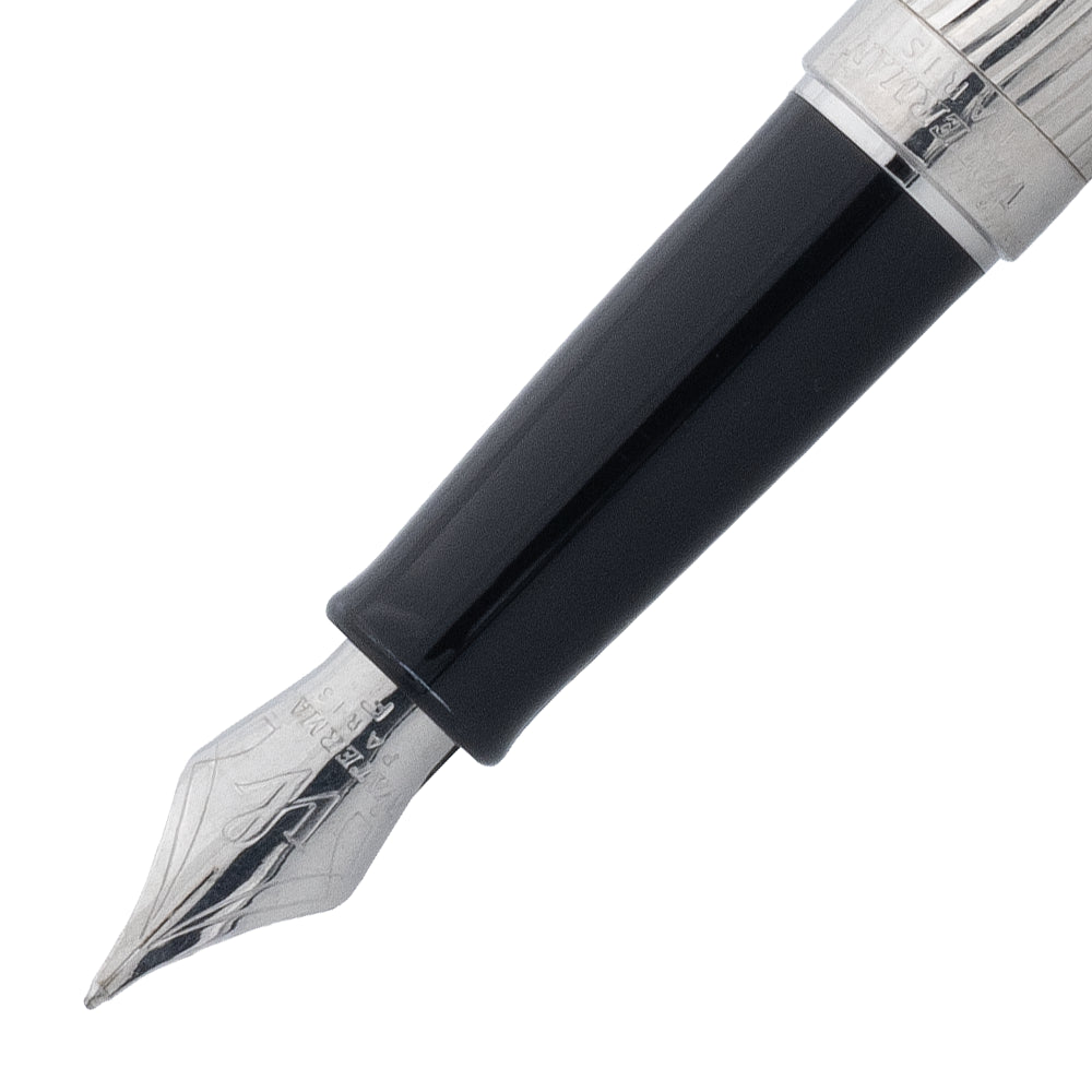 Focus sur la plume du stylo plume Waterman Hemisphere Deluxe en Métal Chrome. La plume fine en métal chrome assure une écriture précise, mettant en valeur le design raffiné et la qualité du stylo.