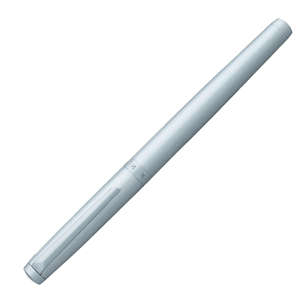Stylo plume Hechter Paris Avenue Hoche Basic Chrome, présenté à 45° fermé sur fond blanc (vue 2).