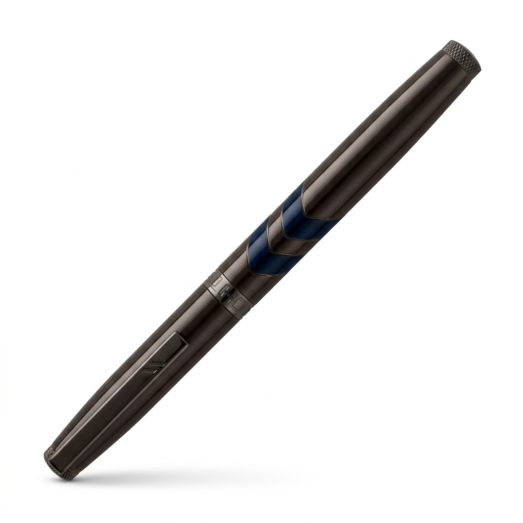 Stylo roller Hechter Paris Ring Aston laqué chocolat à bagues bleues SD253012A fermé à 45 degrés sur fond blanc