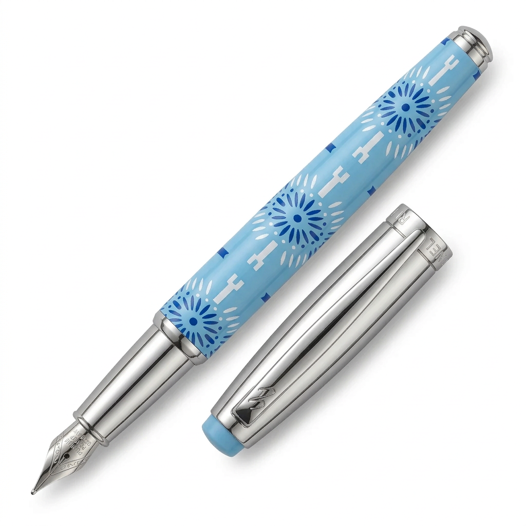 Stylo plume Hechter Paris HELIOS turquoise bleu blanc SD100132A ouvert, plume vers le bas à gauche et capuchon parallèle, sur fond blanc