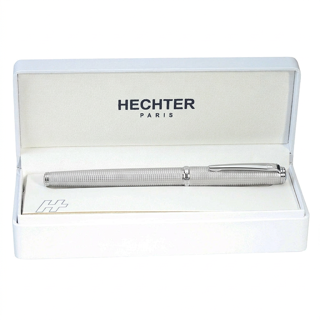 Stylo roller Hechter Paris Challenger Silver Satiné Quadrillé fermé dans un écrin blanc Hechter Paris sur fond blanc