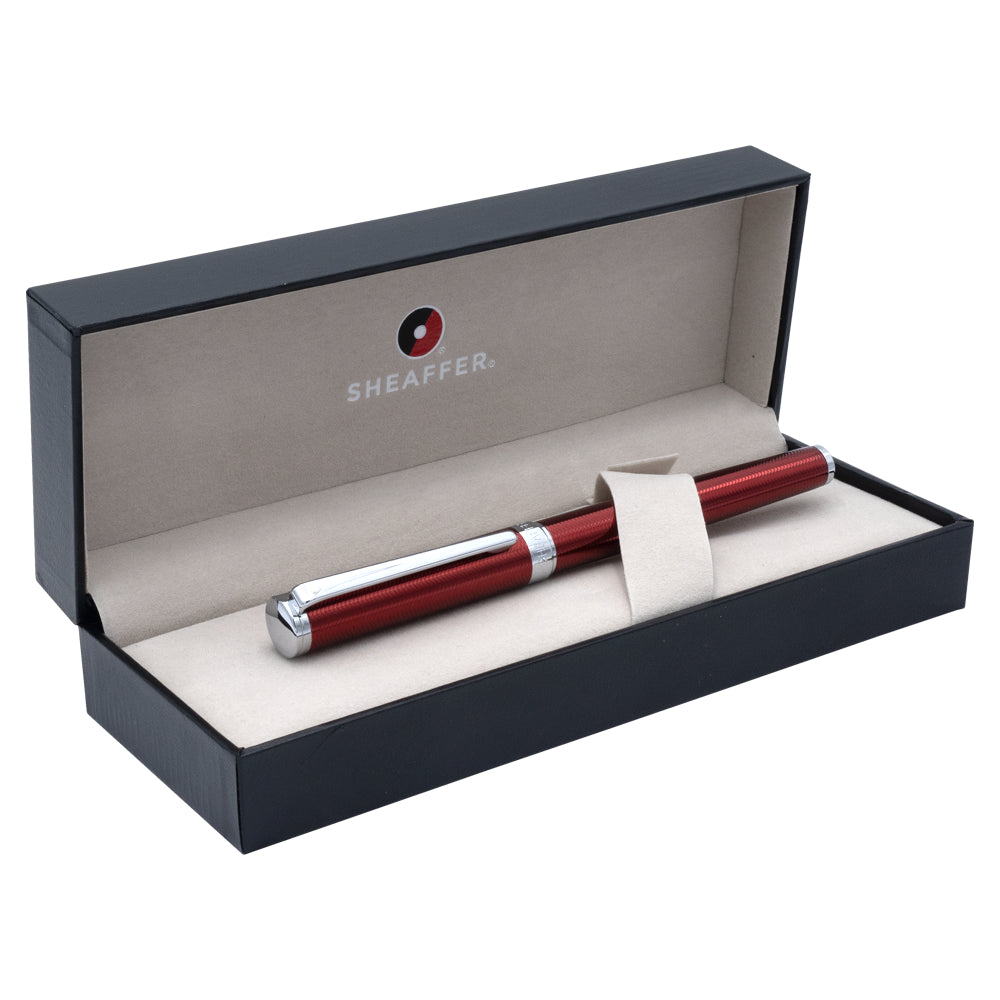 Stylo plume Sheaffer Intensity en rouge mat, présenté dans un écrin élégant, offrant une présentation soignée et professionnelle.