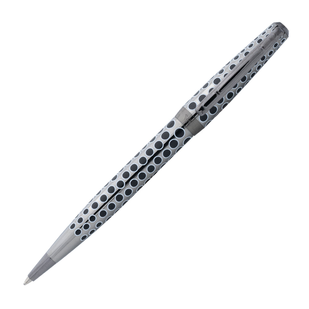 Un stylo bille Enzo Varini Amazone Gunny Gun, incliné à 45 degrés, est présenté sur un fond blanc. Le stylo bille se distingue par son design moderne et sa finition élégante en couleur gun métal.
