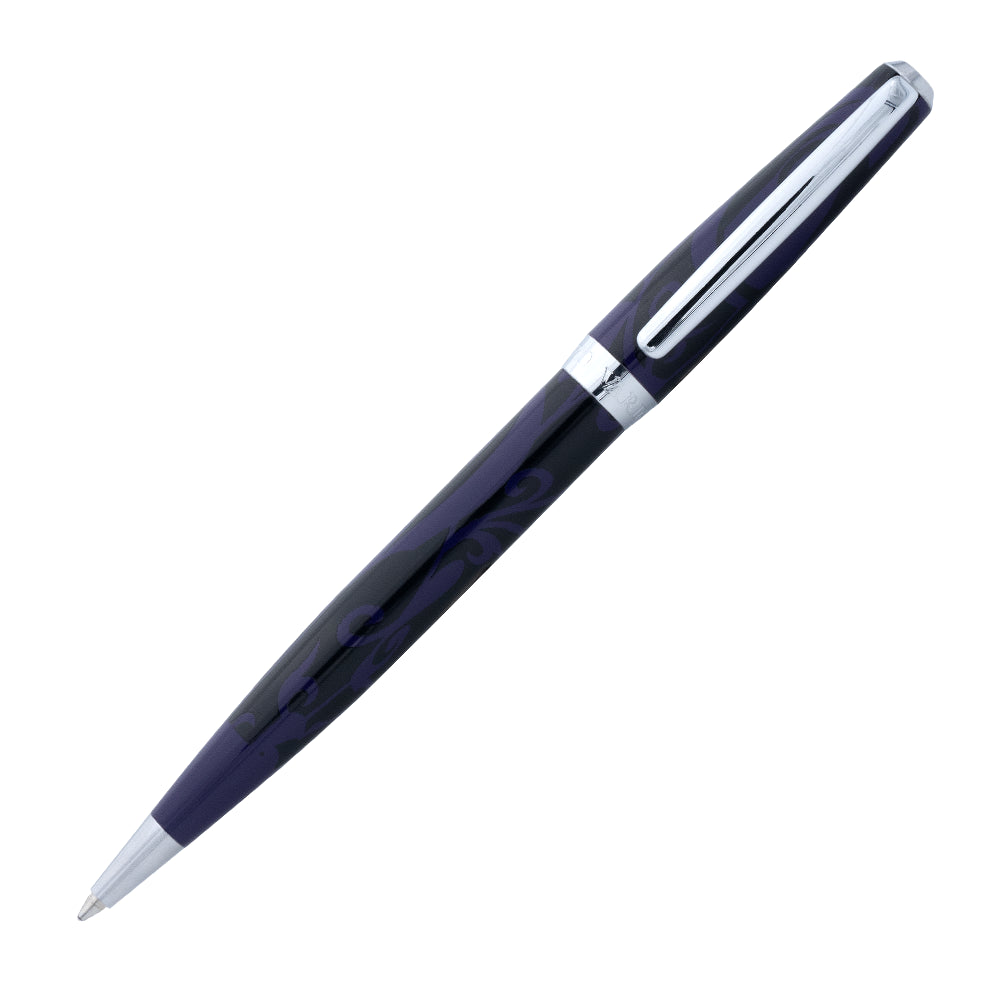 Un stylo bille Enzo Varini Amazone Rosae, incliné à 45 degrés, est présenté sur un fond blanc. Le stylo bille se distingue par sa finition élégante en couleur rose, offrant un design raffiné et moderne.