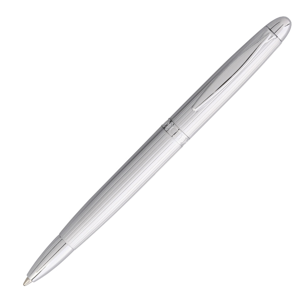 Un stylo bille Maggiore Ligne de la marque Enzo Varini, incliné à 45 degrés avec le bouchon retiré, est montré sur un fond blanc. Ce stylo bille est mis en avant avec son design moderne et ses lignes nettes.
