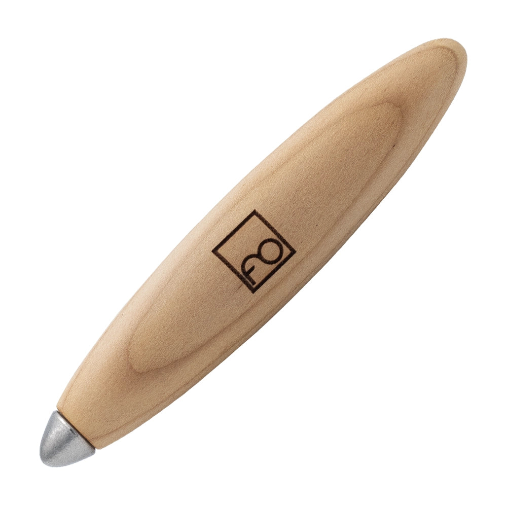 Stylo Forever Cuban Cèdre incliné à 45 degrés sur un fond blanc, montrant sa finition en bois de cèdre naturel. Ce stylo, conçu par Sergio Mori, se distingue par son design élégant et écologique, sans besoin d'encre ni de recharge.