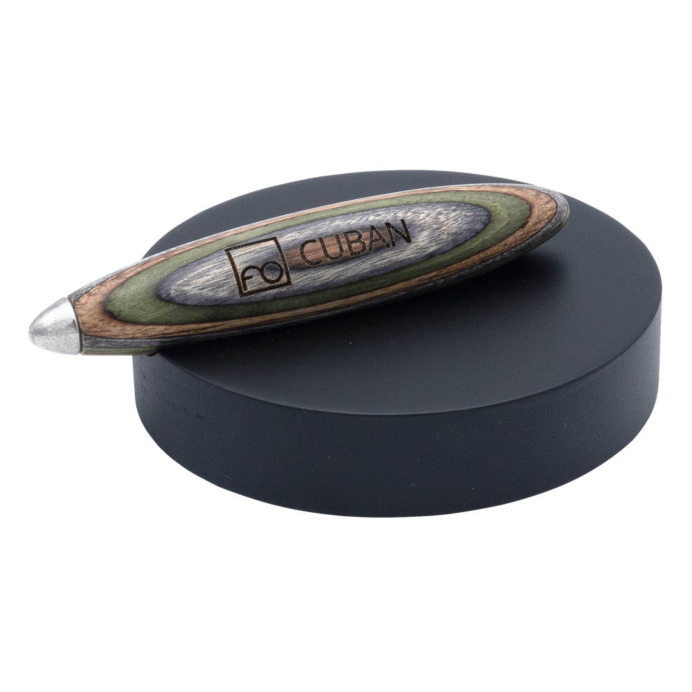 Stylo Forever Cuban Multistrates posé sur sa base assortie, présenté sur un fond blanc. La base noire s'allie harmonieusement avec le stylo, soulignant son design innovant et son engagement écologique.