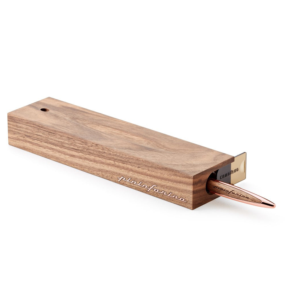 Stylo Forever Pininfarina Cambiano en or rose qui est inséré dans son écrin, présentée sur un fond blanc. L'écrin met en valeur la finition luxueuse du stylo et souligne son design moderne et innovant, parfait pour ceux qui recherchent une écriture élégante et durable.