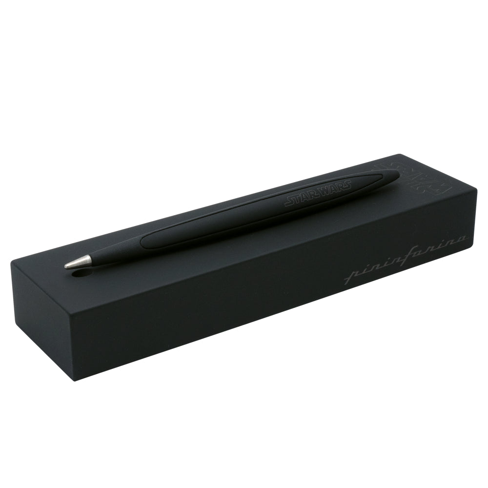 Stylo Forever Pininfarina Cambiano STAR WARS Dark Vador posé sur sa base assortie, présentée sur un fond blanc. La base accentue le design unique et inspiré de Dark Vador, soulignant l'élégance et l'originalité de ce stylo en édition limitée.