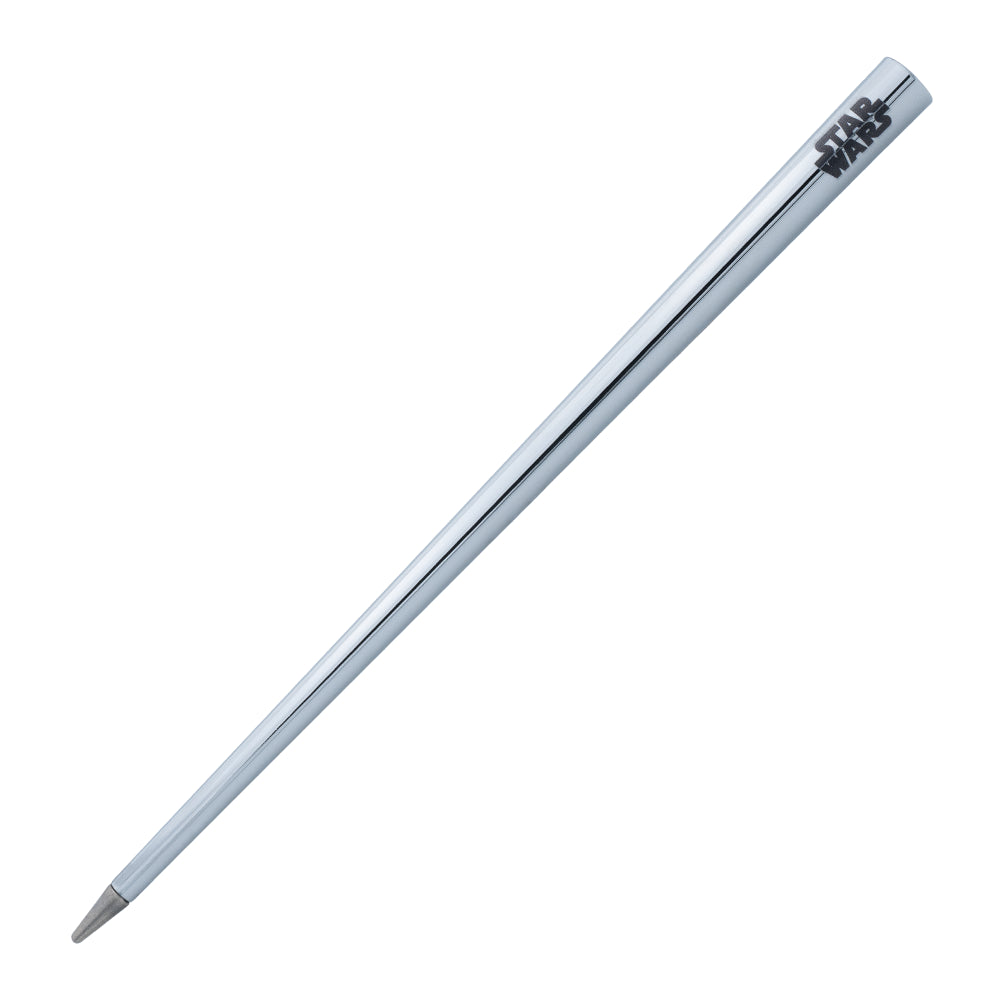 Stylo Forever Prima inspiré du Faucon Millenium de STAR WARS incliné à 45 degrés sur un fond blanc, mettant en avant sa finition détaillée et unique. Ce stylo allie un design emblématique du vaisseau spatial avec une technologie d'écriture sans encre, offrant une expérience d'écriture fluide et captivante.