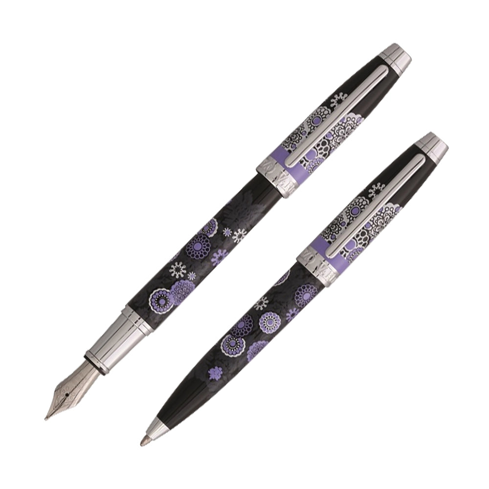 Un stylo plume et un stylo bille Mini Taormina Design de la marque Enzo Varini, ils sont inclinés à 45 degrés avec leurs bouchons retirés, est présenté sur un fond blanc. Le design élégant et compact de ces stylos plume et bille, avec ses détails raffinés, est clairement mis en valeur.