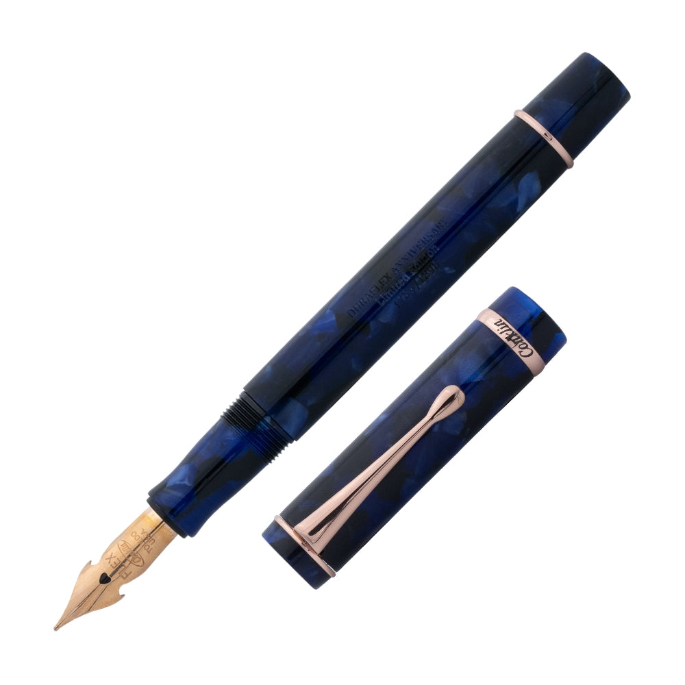 Un stylo plume Conklin Duraflex 120 Ans, incliné à 45 degrés avec le bouchon retiré, est présenté sur un fond blanc. Le stylo plume, en édition spéciale pour les 120 ans de la marque, se distingue par son design élégant et sa finition raffinée, commémorant un siècle de qualité.