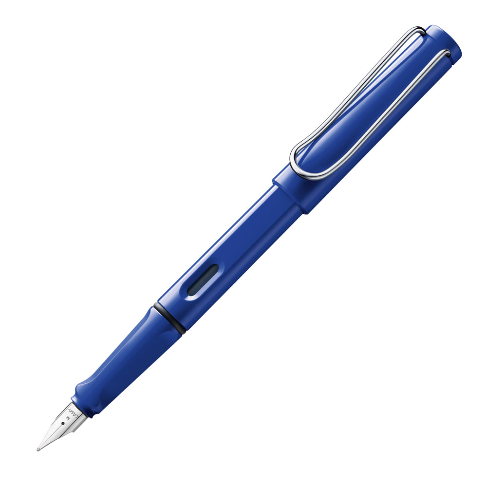 Un stylo plume Lamy Safari en bleu brillant, incliné à 45 degrés avec le bouchon retiré, est présenté sur un fond blanc. Le stylo plume se caractérise par sa finition en bleu éclatant et son design robuste et ergonomique, typique de la collection Safari.