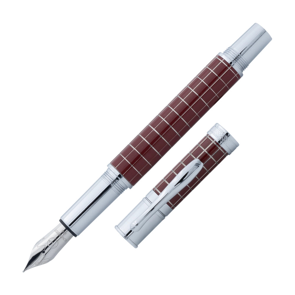 Stylo plume Monteverde Jewelria Executive en rouge bordeaux avec motif en grille, incliné à 45 degrés sur un fond blanc. Ce stylo allie élégance et sophistication avec sa finition bordeaux riche et son motif en grille distinctif, offrant une expérience d'écriture fluide et luxueuse.