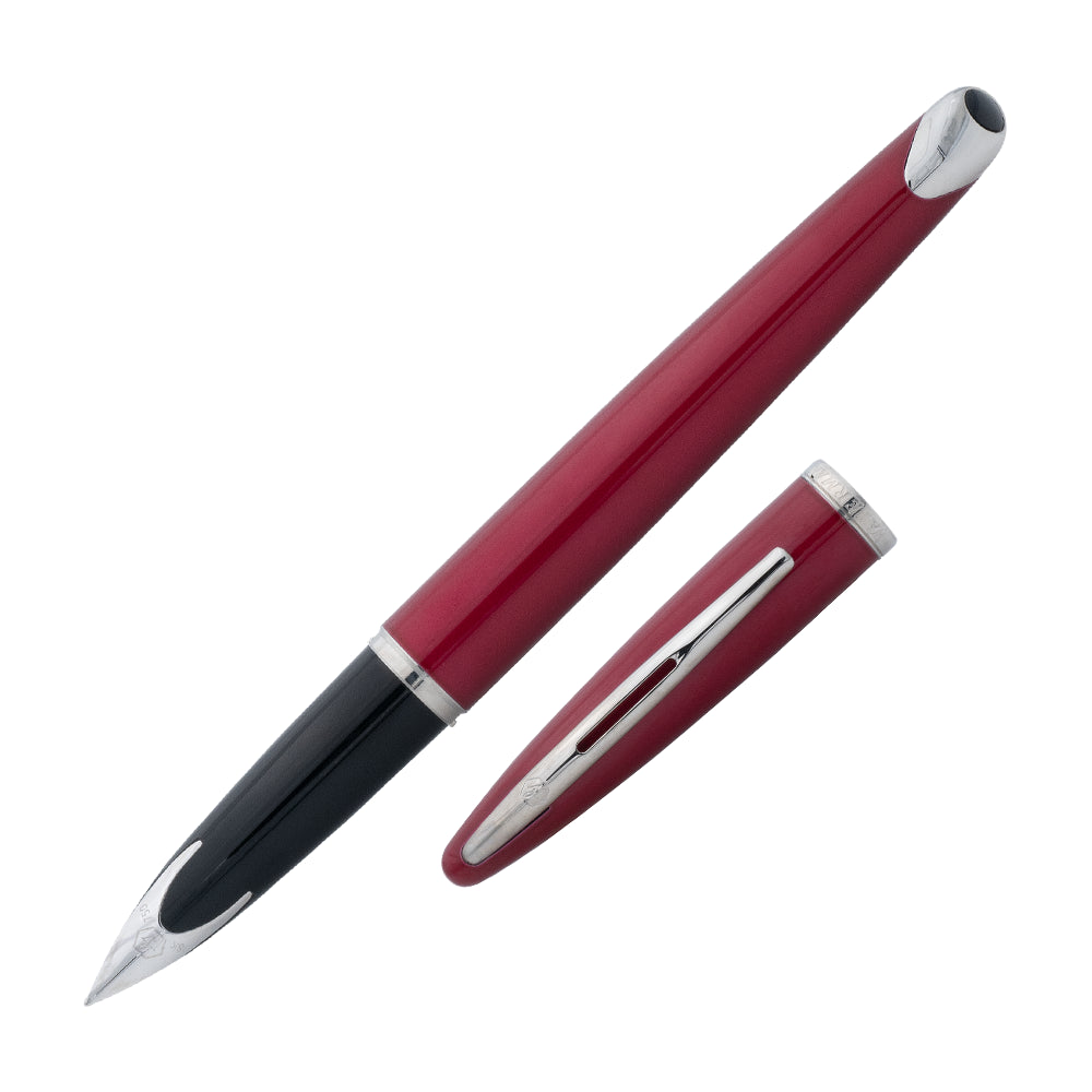Stylo plume Waterman Carene Rouge Éclat, présenté à un angle de 45°. Ce stylo plume élégant avec une finition rouge éclat et une plume en or 18K offre une écriture fluide et luxueuse.
