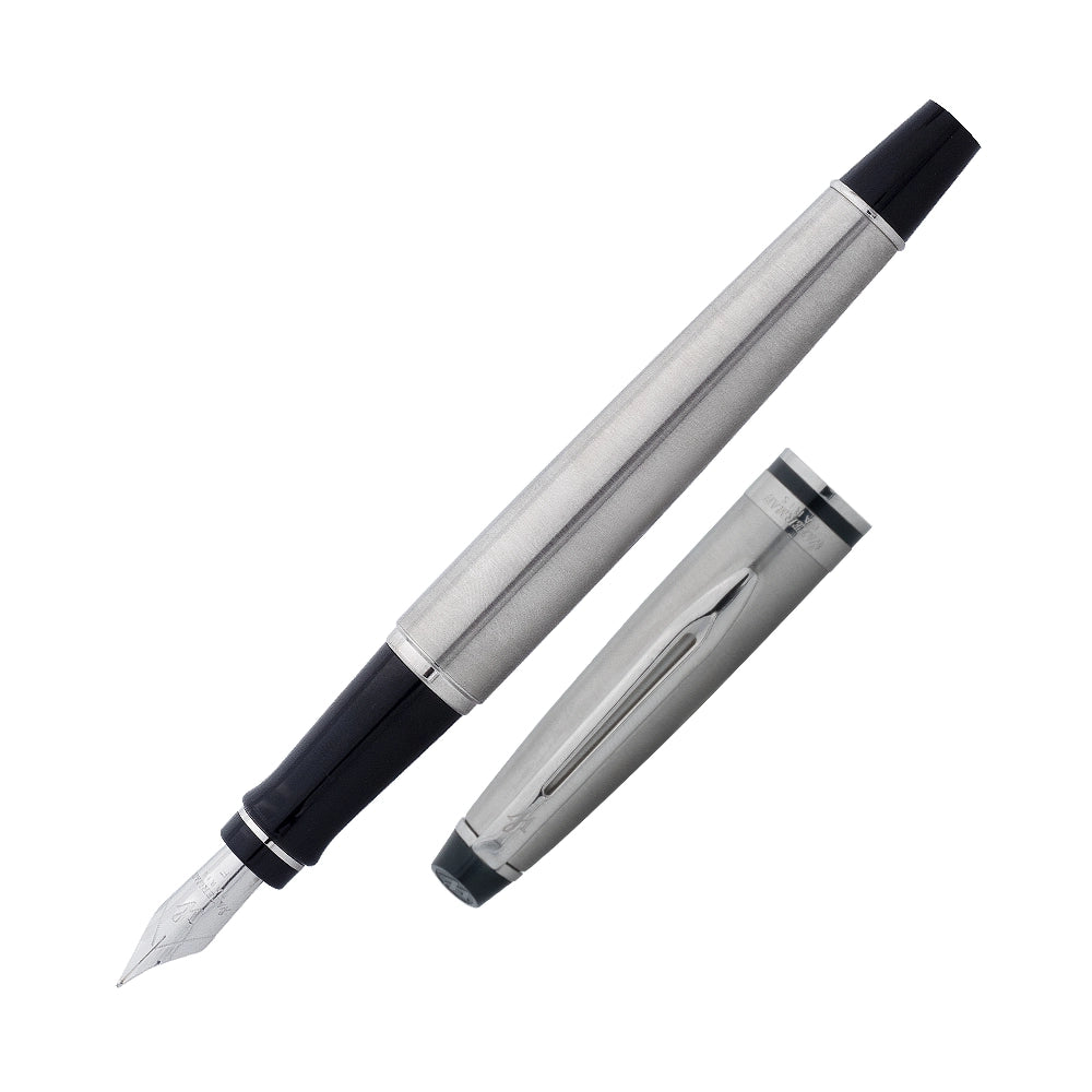 Stylo plume Waterman Expert Acier CT, présenté à un angle de 45°. Ce stylo plume avec finition en acier et plume fine allie robustesse et élégance, offrant une écriture précise et fluide.
