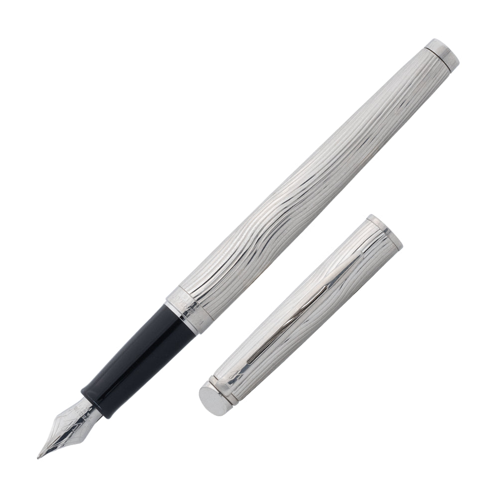 Stylo plume Waterman Hemisphere Deluxe en Métal Chrome, présenté à un angle de 45°. Ce stylo plume avec finition en métal chrome et plume fine offre une écriture fluide et une élégance moderne.