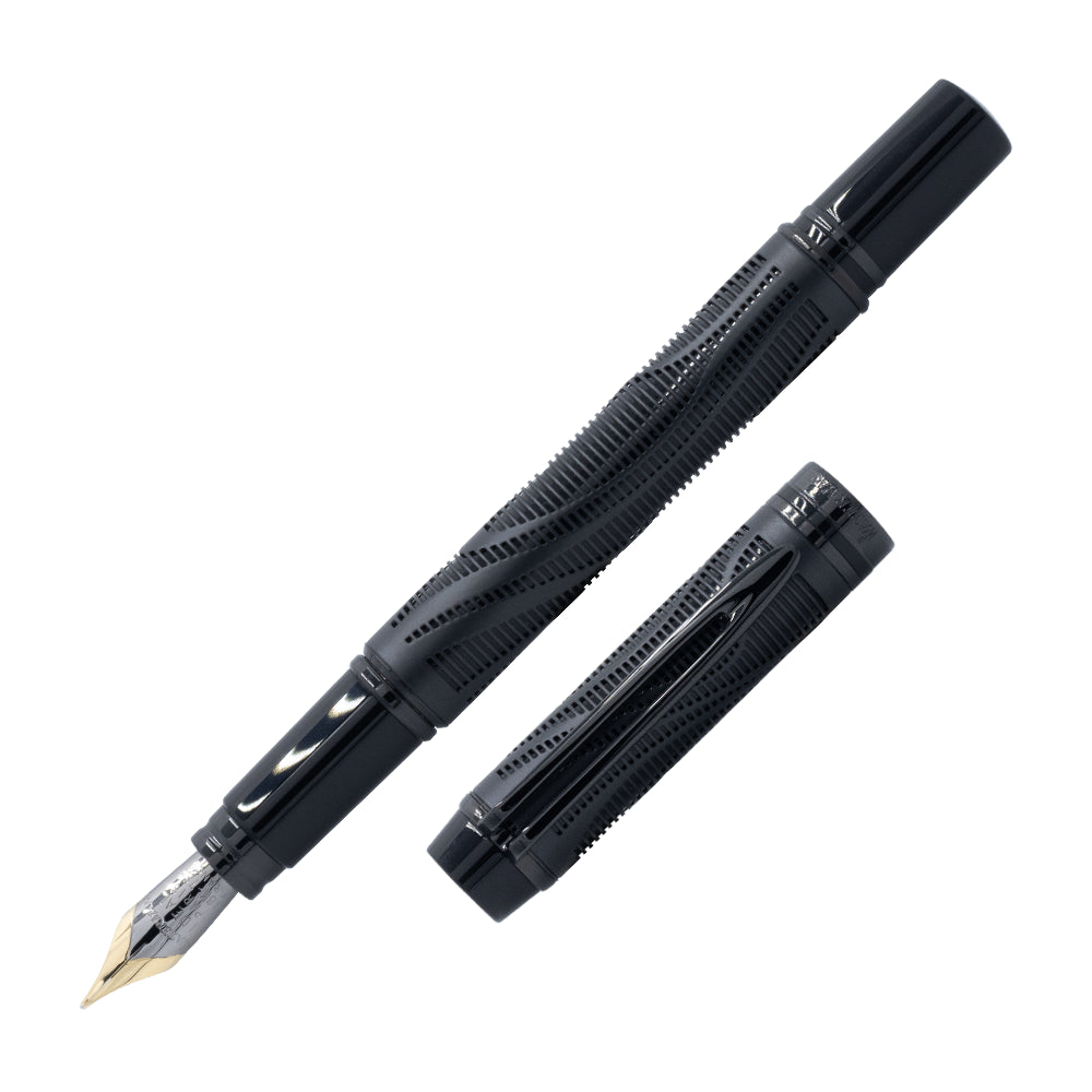 Stylo plume Waterman Man 140 Édition Limitée, présenté à un angle de 45°. Ce stylo plume raffiné, en édition limitée, combine un design élégant avec une plume de haute qualité pour une expérience d'écriture exceptionnelle.