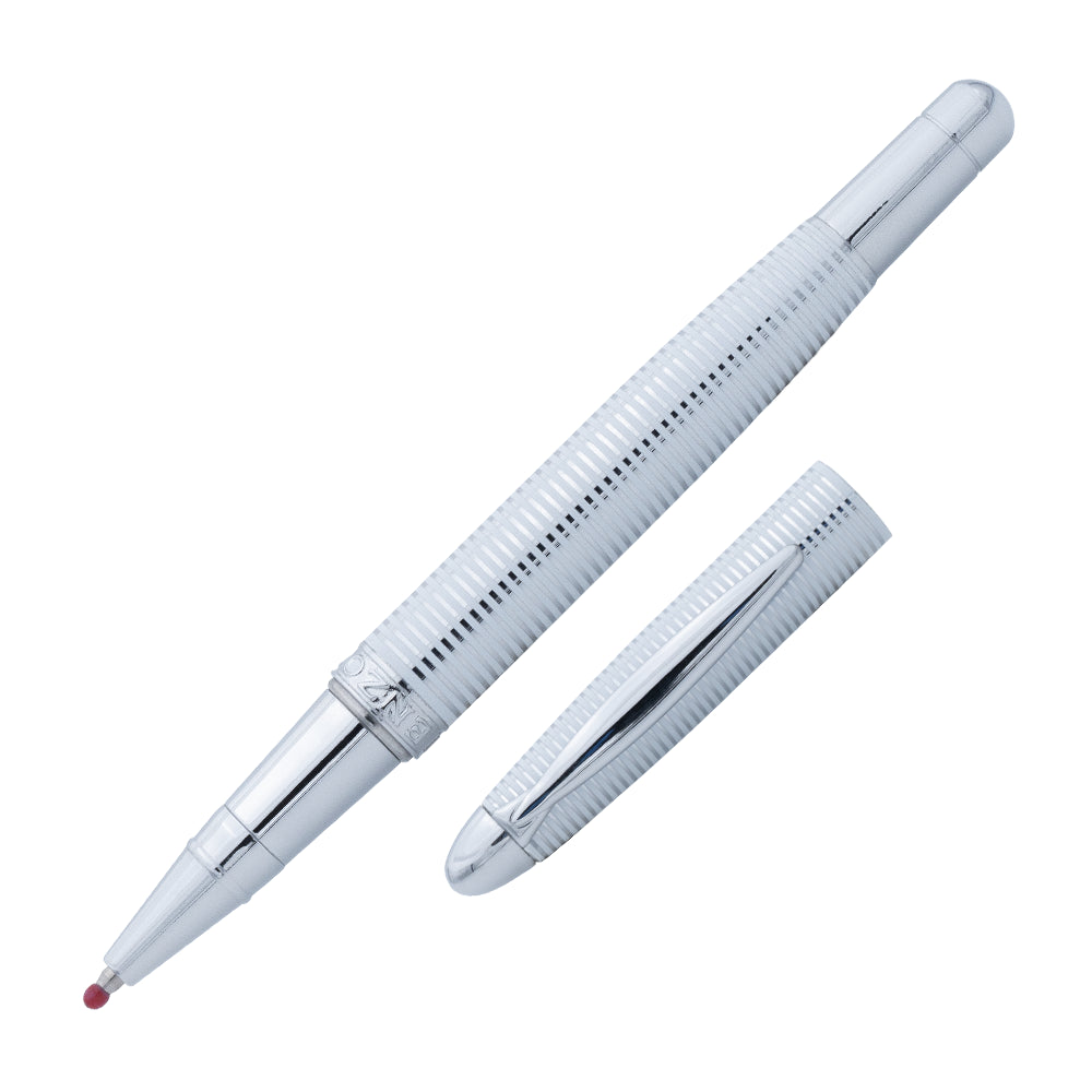 Un stylo roller Enzo Varini Maggiore Circle, incliné à 45 degrés avec le bouchon retiré, est présenté sur un fond blanc. Le stylo roller se distingue par son design moderne et élégant avec des détails circulaires raffinés.