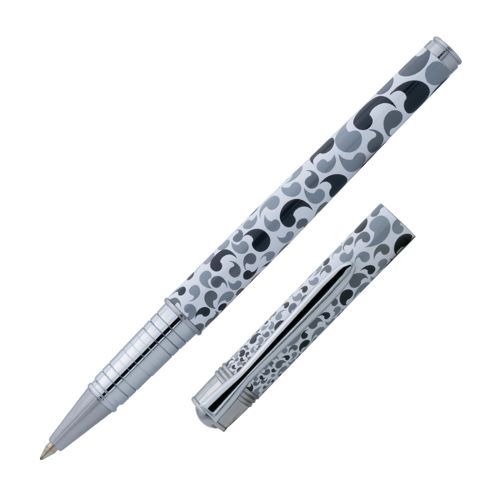 Un stylo roller Enzo Varini Matteo Golti, incliné à 45 degrés avec le bouchon retiré, est présenté sur un fond blanc. Le stylo roller se distingue par son design moderne et raffiné, avec une finition élégante.