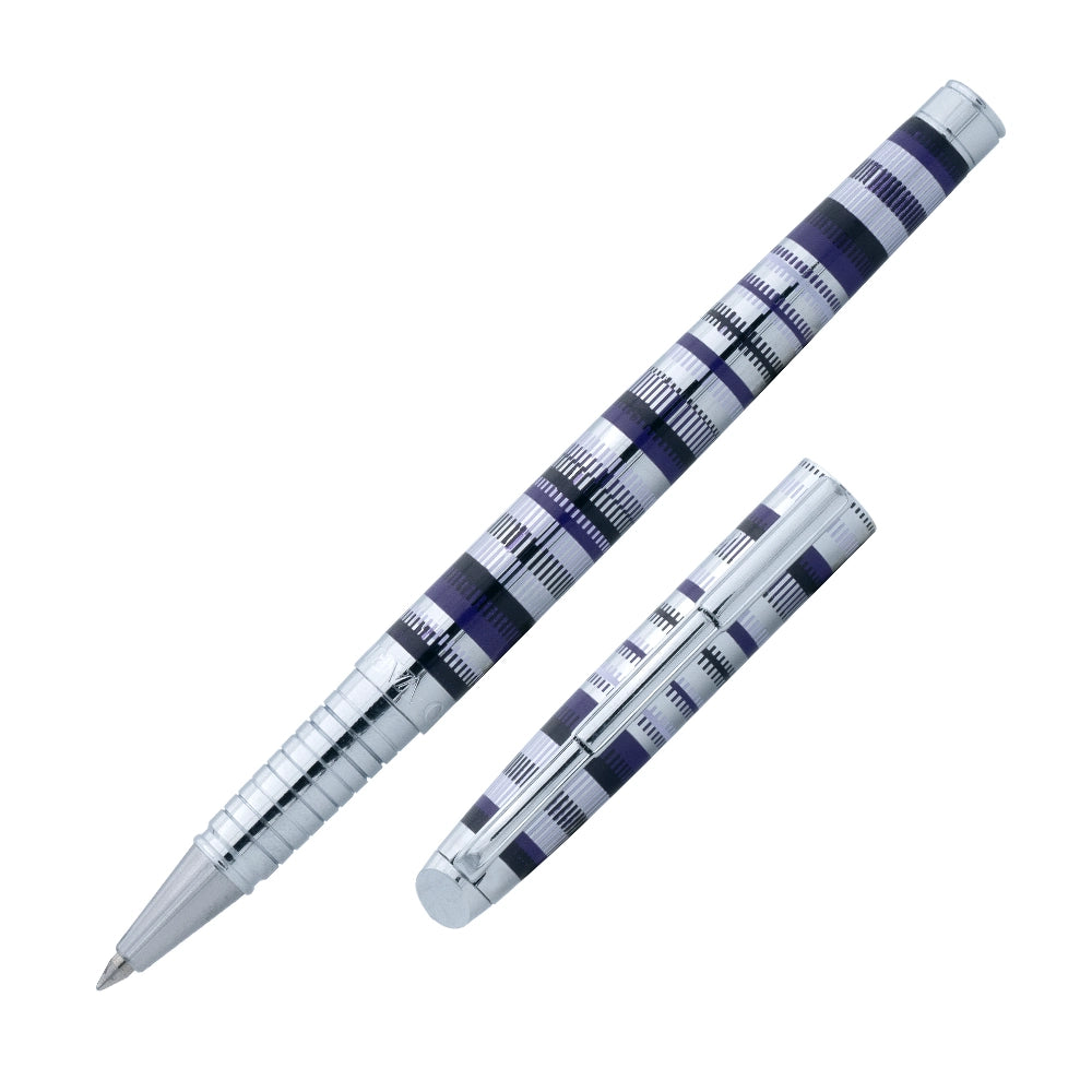 Un stylo roller Enzo Varini Tagliato Stripes, incliné à 45 degrés avec le bouchon retiré, est présenté sur un fond blanc. Le stylo roller se distingue par son design élégant avec des rayures distinctives, offrant une touche moderne et sophistiquée.
