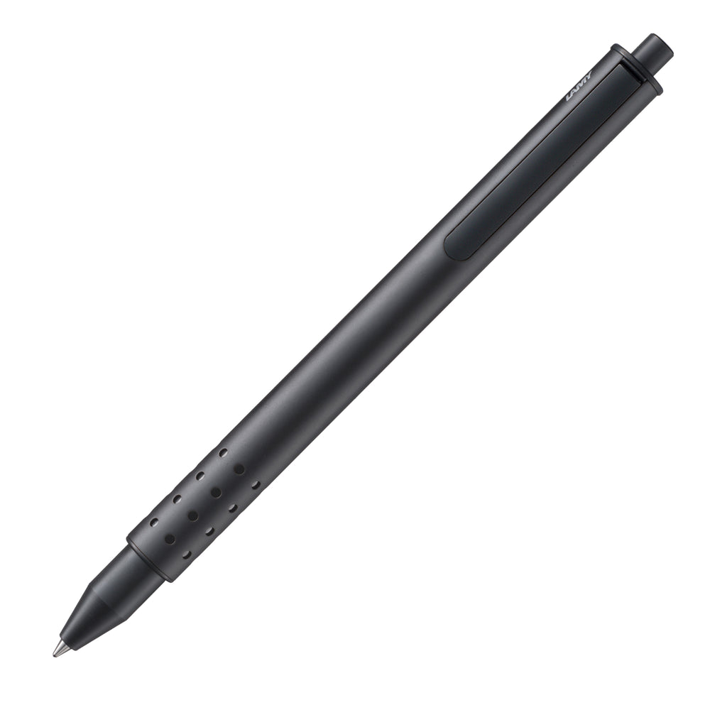 Un stylo roller Lamy Swift en noir, incliné à 45 degrés, est présenté sur un fond blanc. Le stylo roller se distingue par son design rétractable moderne et élégant, avec une finition noire sophistiquée et un mécanisme innovant.